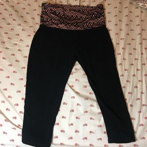 Mossimo Supply Co black capri leggings pink detail